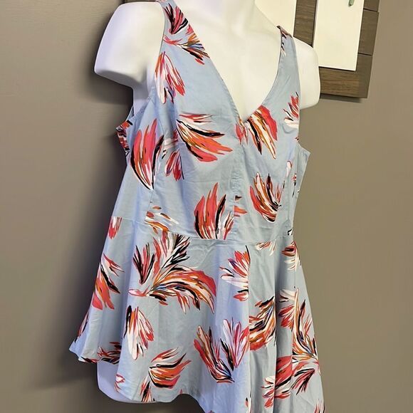 Lane Bryant Pastel Blue Floral Asymmetrical V-Neck Top with Back Zipper- Size 16 - Picture 5 of 15